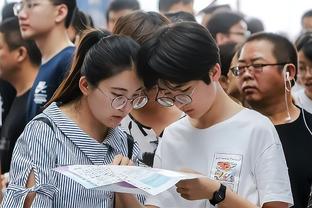 曼联希望降薪续约瓦拉内，天空：球员持开放态度，对话仍在继续